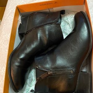 Unisa Black Multi LL Bootie Size 10 Used/Good Condition